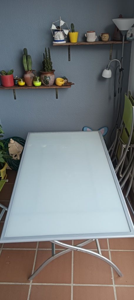 Mesa exterior e 4 cadeiras dobráveis