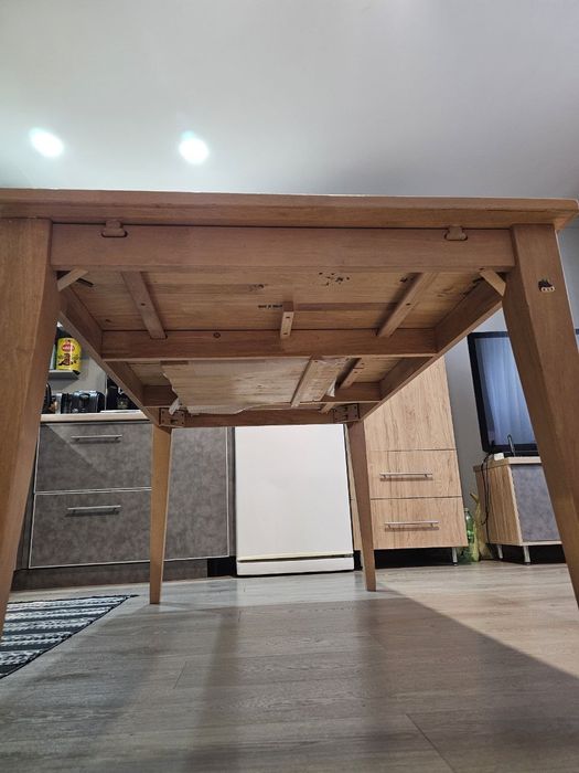 Кухонний стіл та стільці