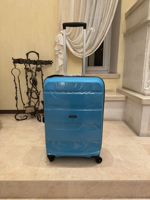 American tourister середня нова валізі, оригінал. М