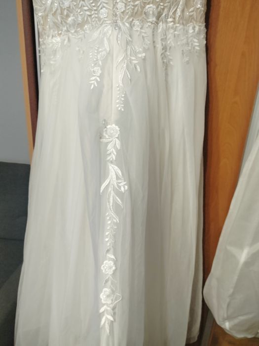 Piękna suknia ślubna z podpinany trenem