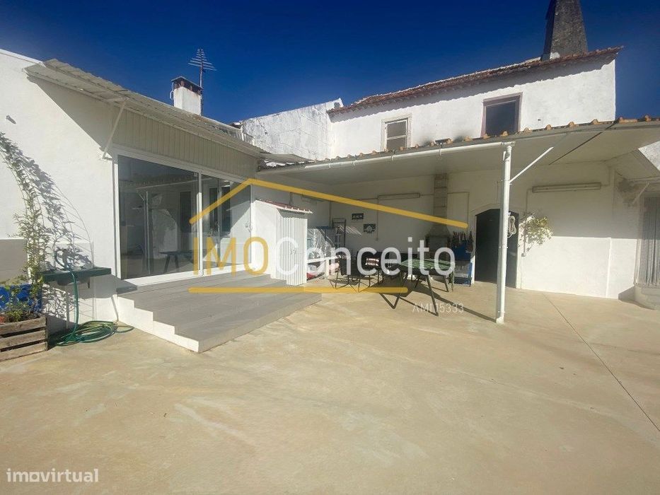 Conjunto de 2 moradias com terreno e garagem - Casais Martanes