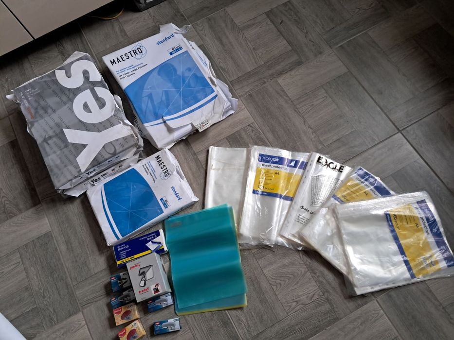 Бумага, файли,скрепки,степлер.