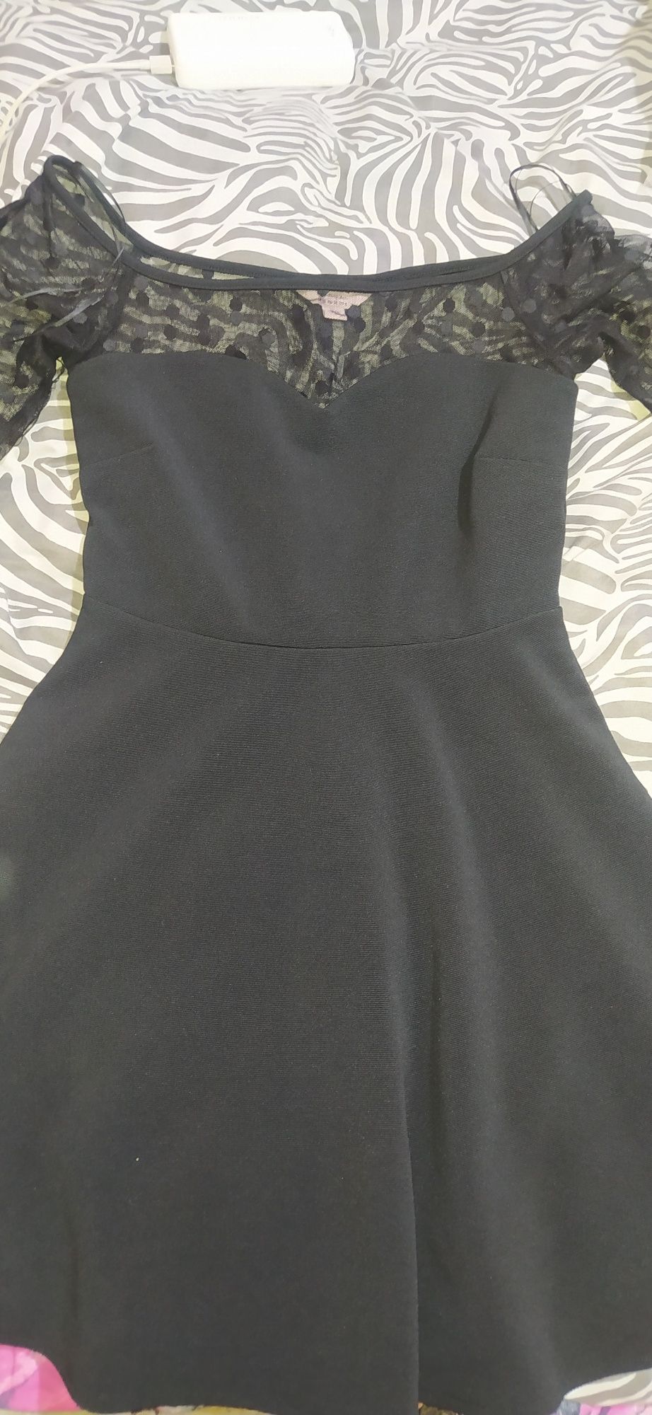 Чёрная коктейльное платье с горошком