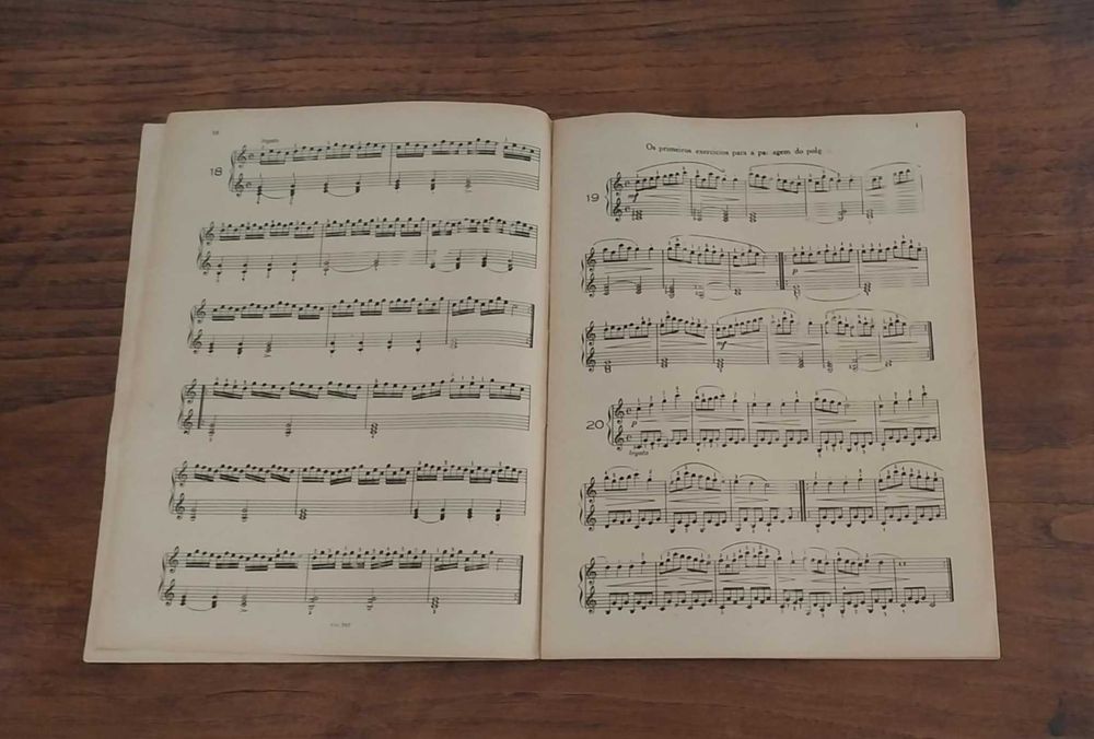 Antigo Livro "O Primeiro Mestre do Piano de Carl Czerny (OP. 599)