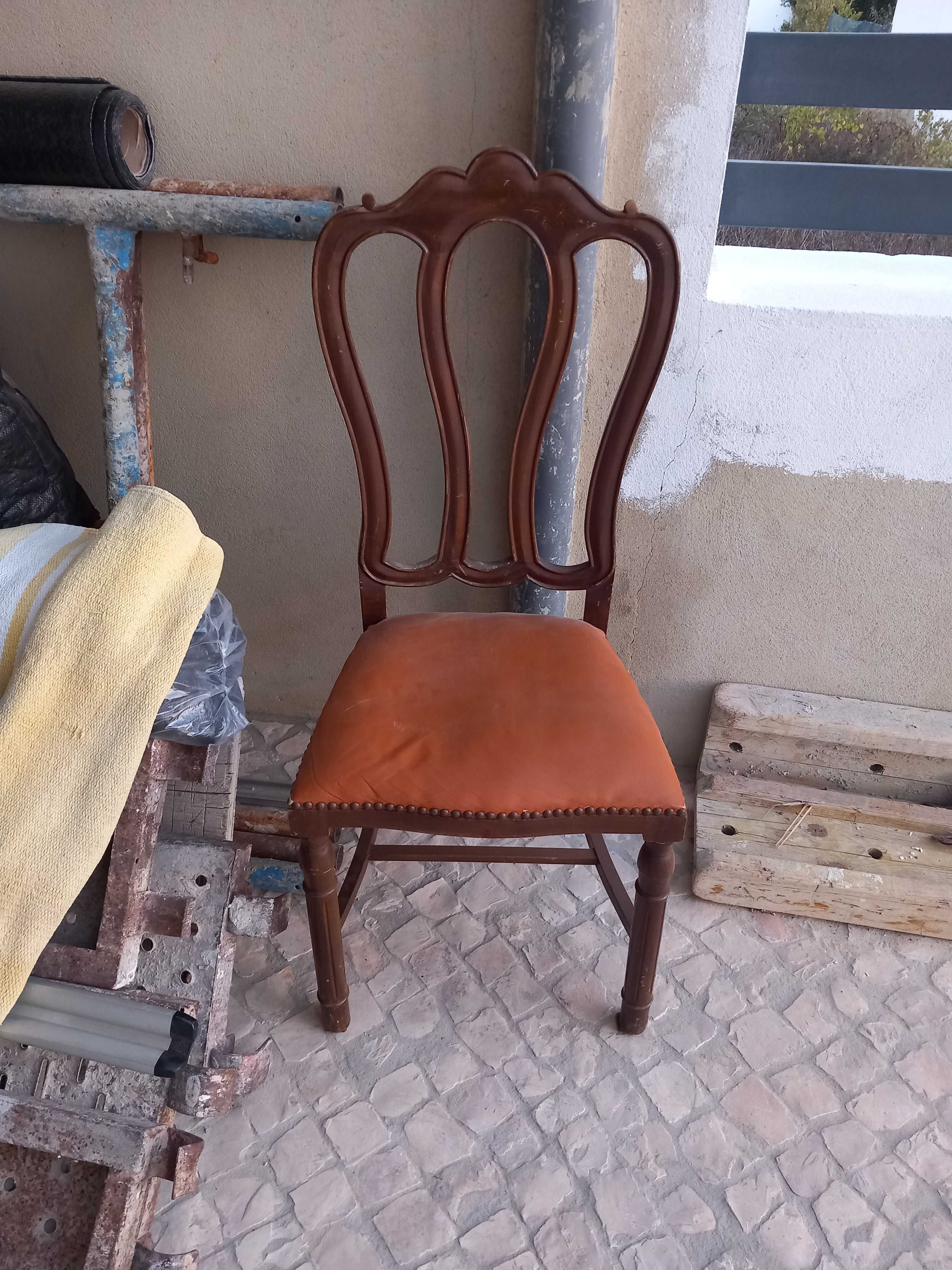Cadeira antiga com estofo em pele