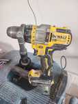 Продам шуруповерт dewalt dcd999 .НА ЗАПЧАСТИНИ!!!