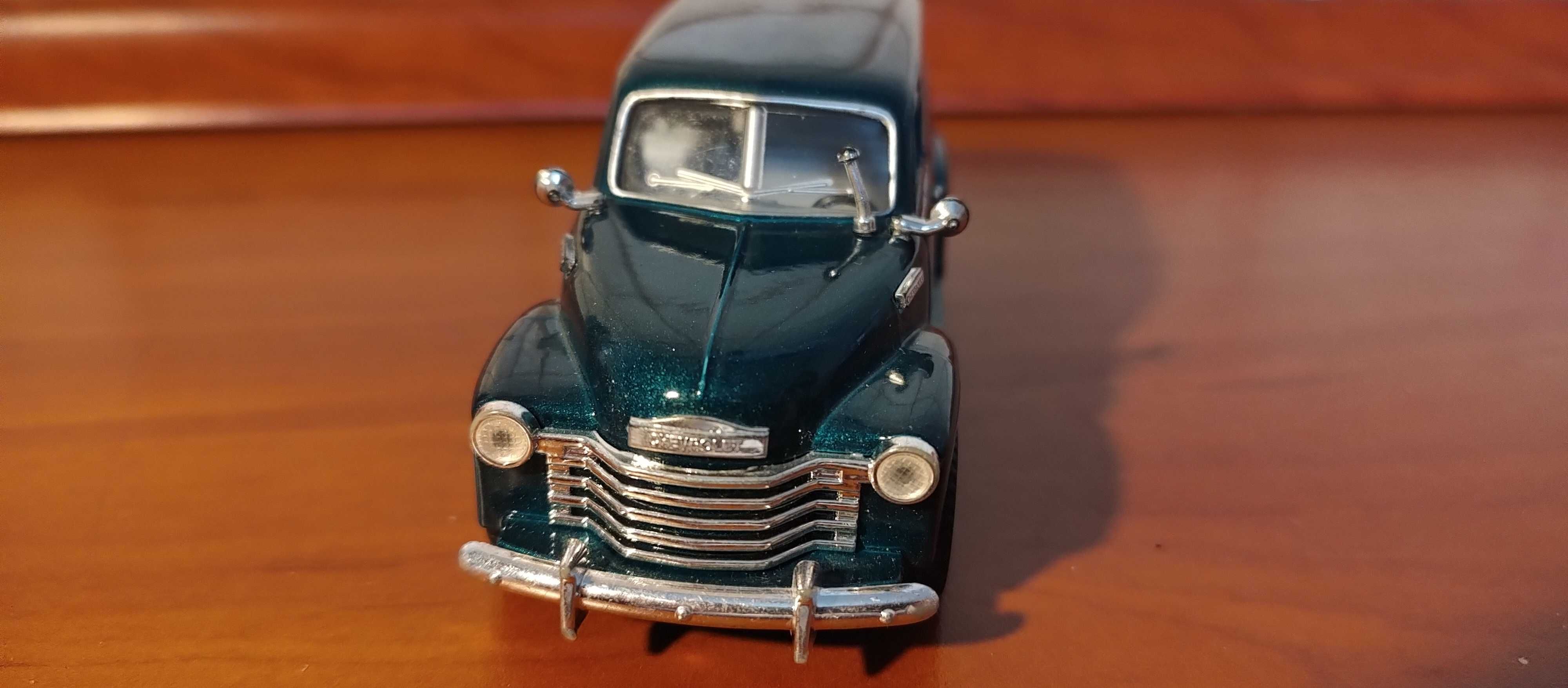 Chevrolet Suburban 1950 r skala 1/36 Kismart