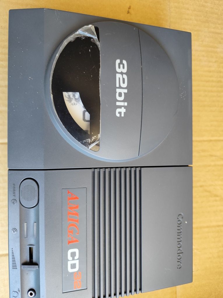 Commodore Amiga CD 32 bit + 1 jogo