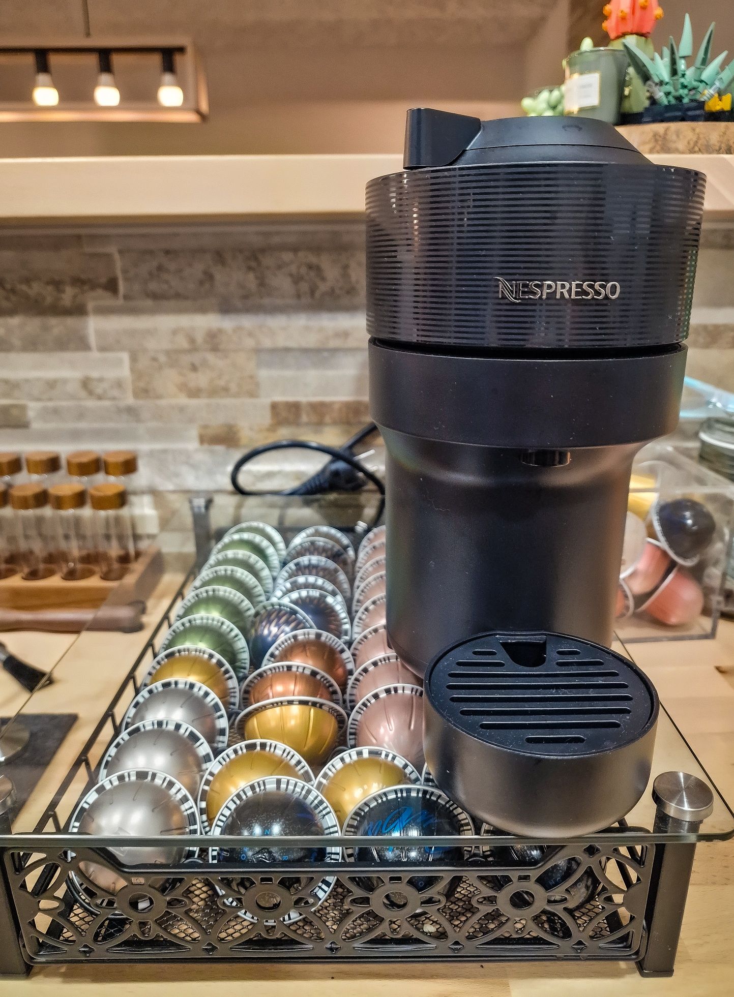 Máquina de Café Nespresso Vertuo Pop Liquorice Black + Suporte