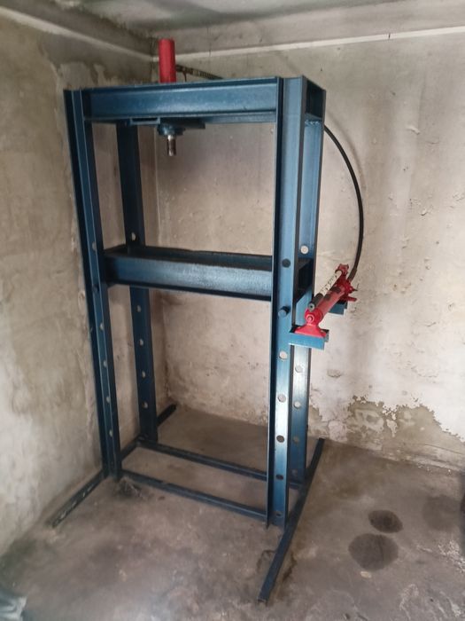 Prasa hydrauliczna mocna kontrukcja możliwość regulacji siłownika