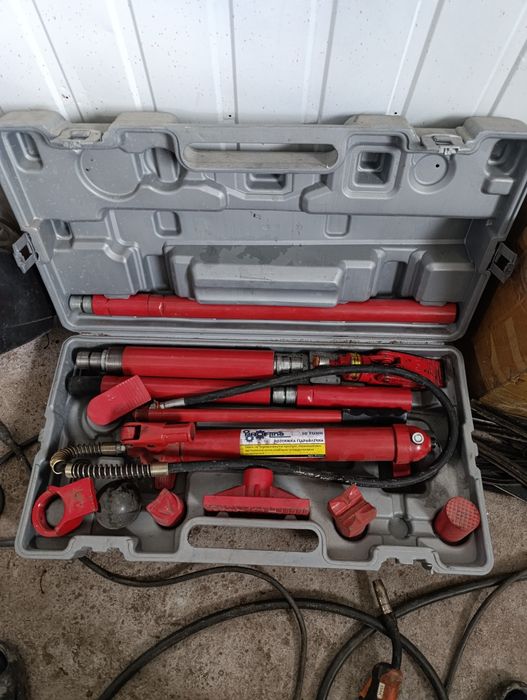 Набор для вытяжки повреждений автомобиля.