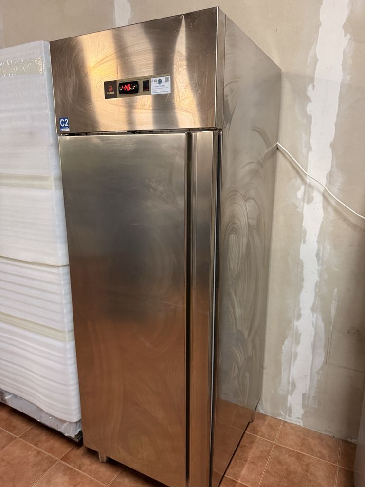 Armario Fagor de Congelação ventilado com prateleiras.