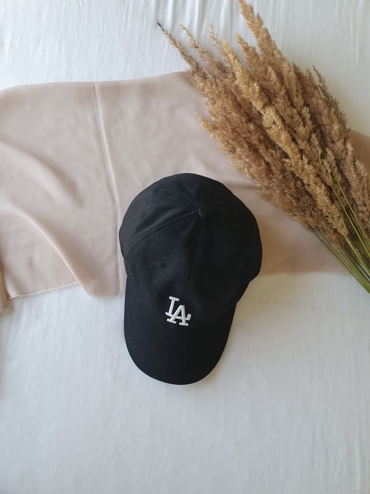 Czarna czapka z daszkiem unisex