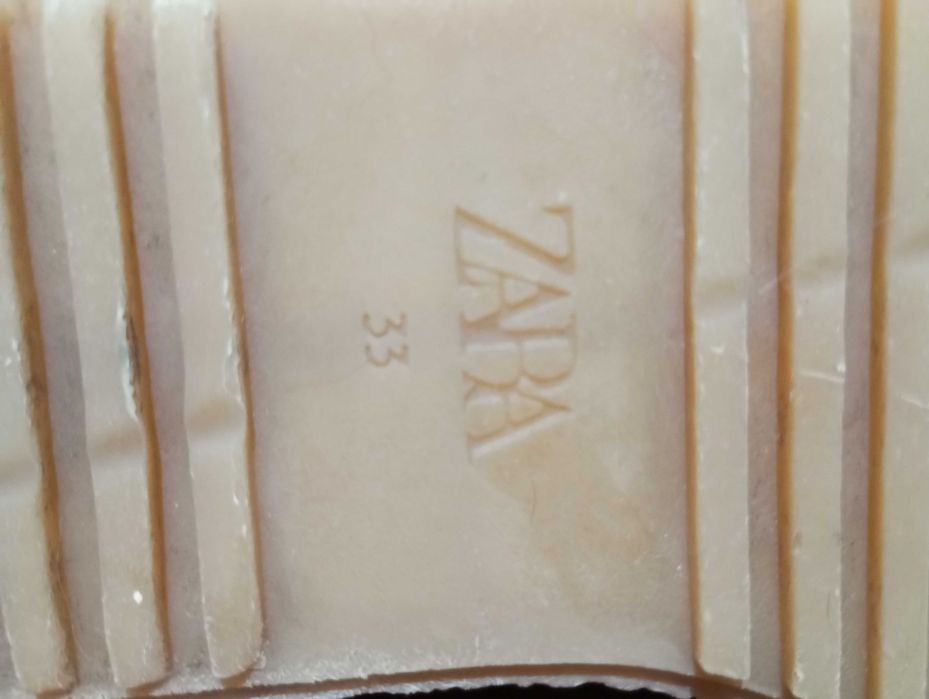 Фірмове взуття на дівчинку