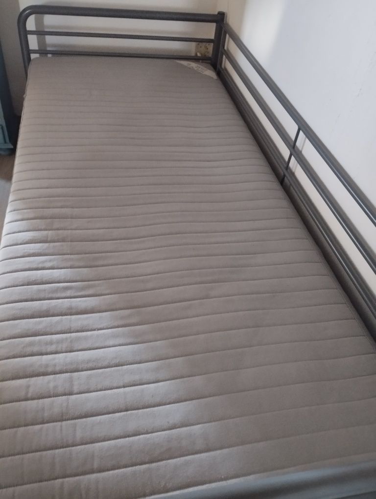 Cama dupla com colchão IKEA