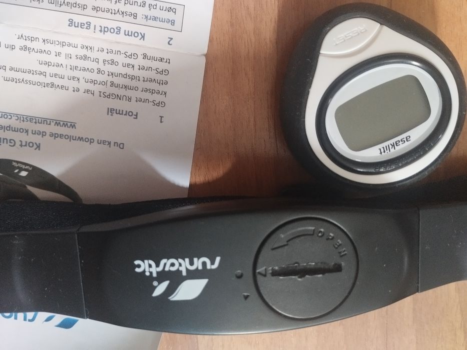 Фитнес браслет Garmin vivofit, датчик с gps Runtastic и шагомер