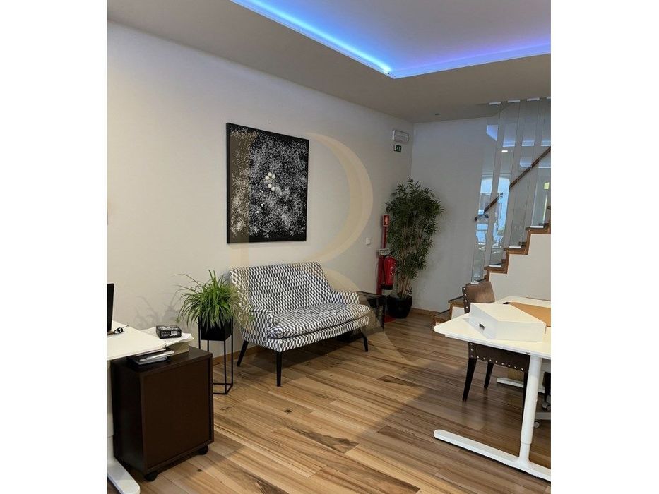 Prédio com 3 pisos na zona histórica de Setúbal