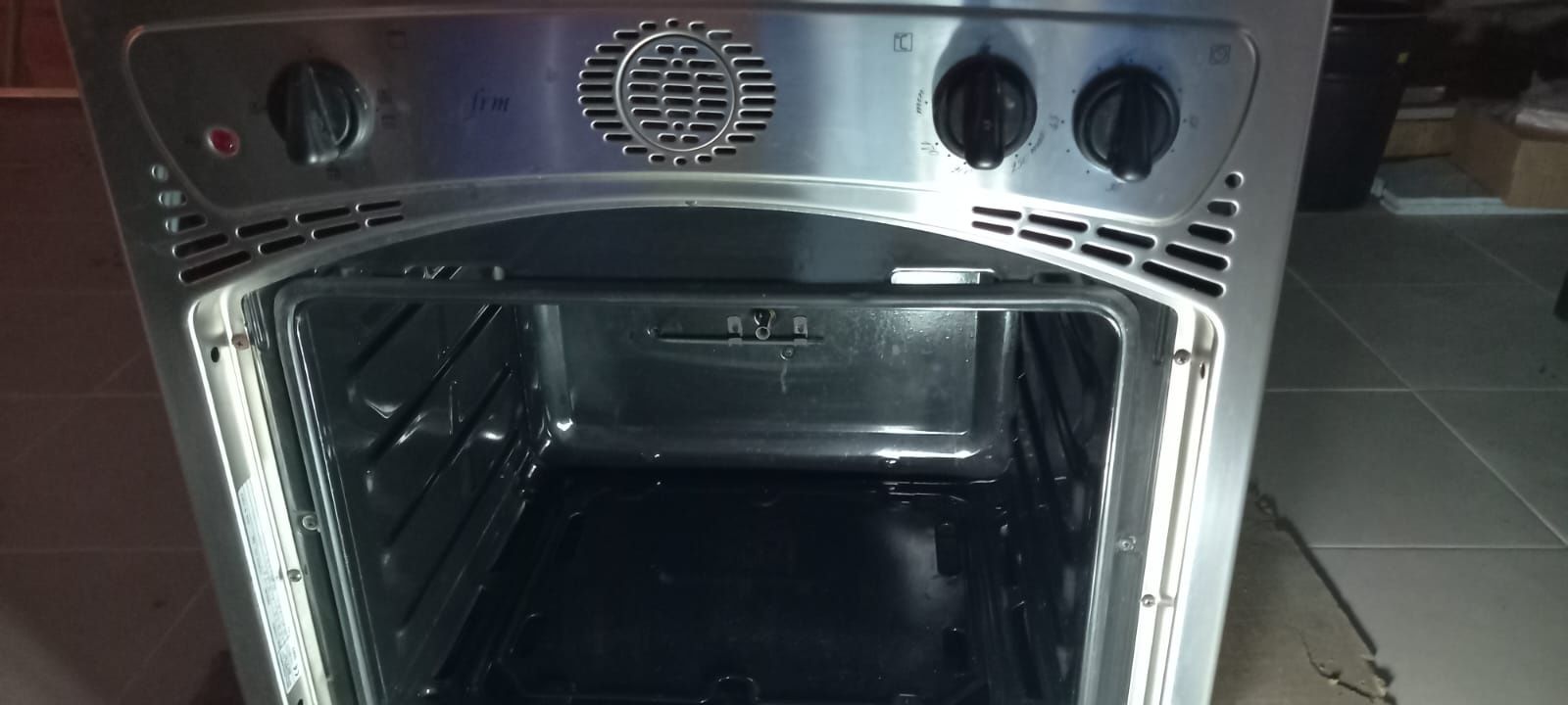 Forno de encastrar a gás de botija.