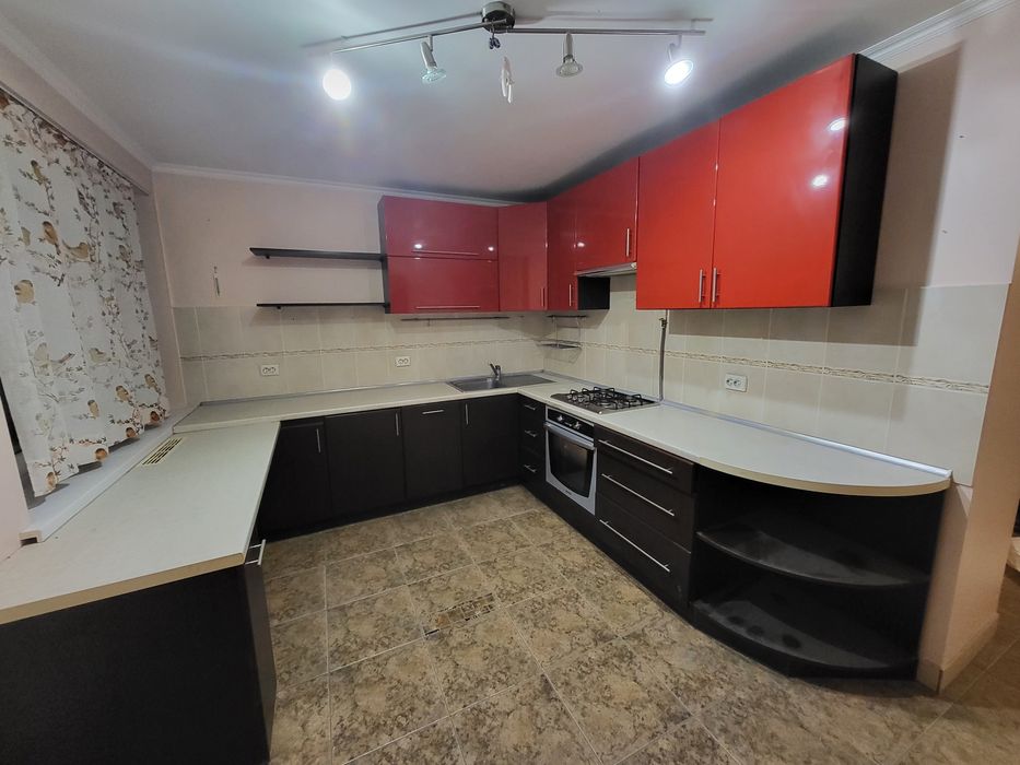 Кухонні меблі з технікою.