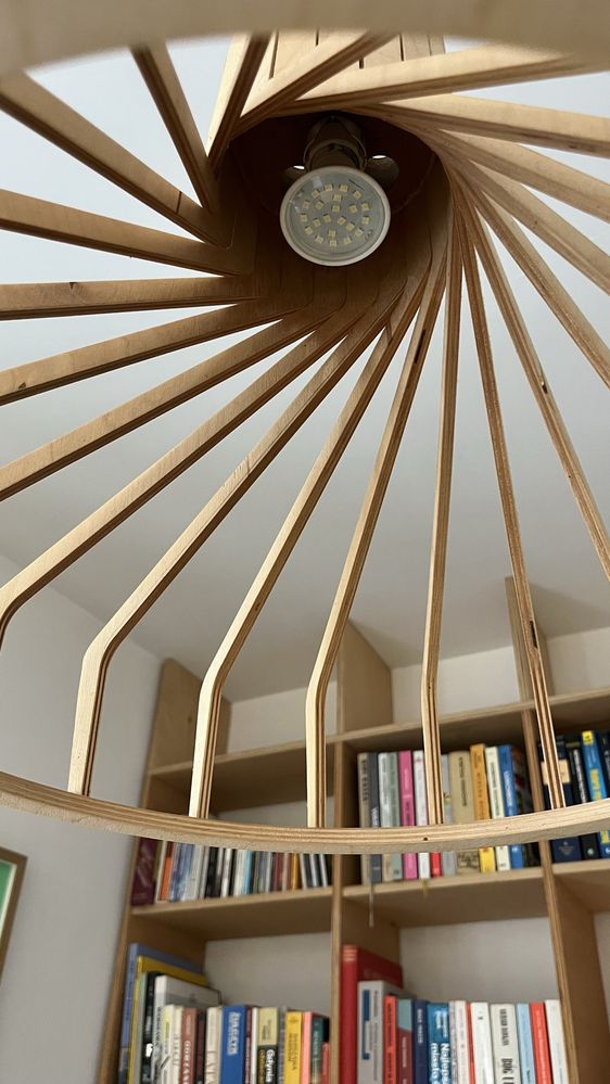 Lampa wiszaca ze sklejki