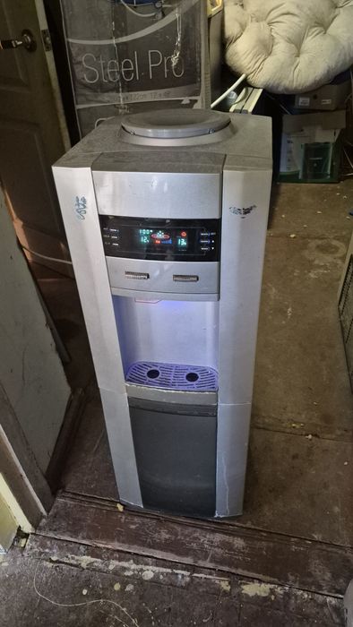 Кулер для воды  горячая и холодная