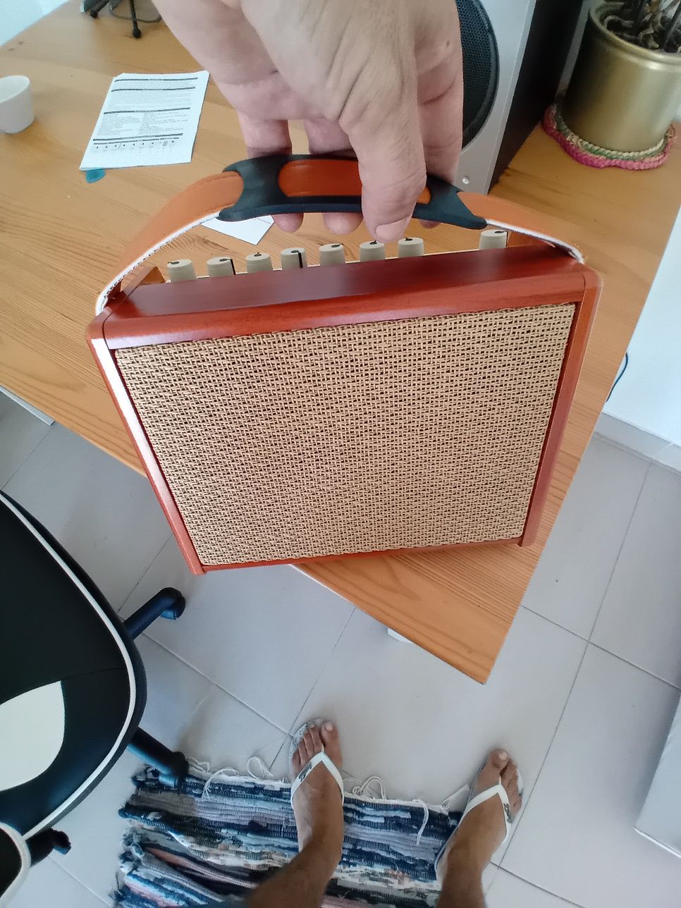 Amplificador a bateria com dois canais e efeitos