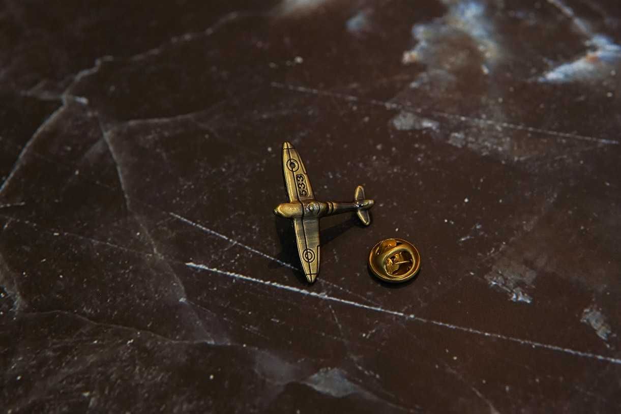 Wpinka mosiężna Spitfire WW2 II wojna światowa pin przypinka odznaka