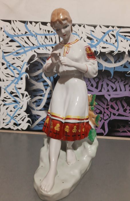 Статуетка фарфор ссср Гадание на ромашке