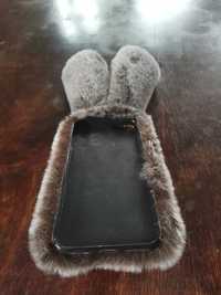 Etui na telefon komórkowy w kształcie królika z miękkiego futerka.