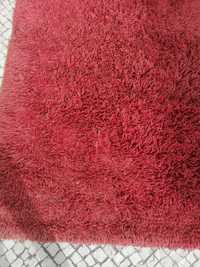 Carpete + 2 tapetes de cor vermelha