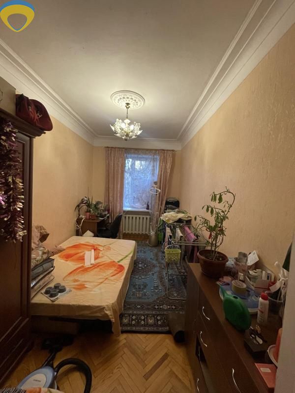 Сталинка двухкомнатная в центре Одессы.