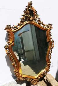 Espelho antigo em moldura dourada