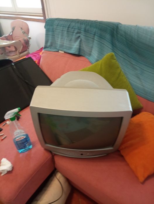 Tv pequena antiga a funcionar