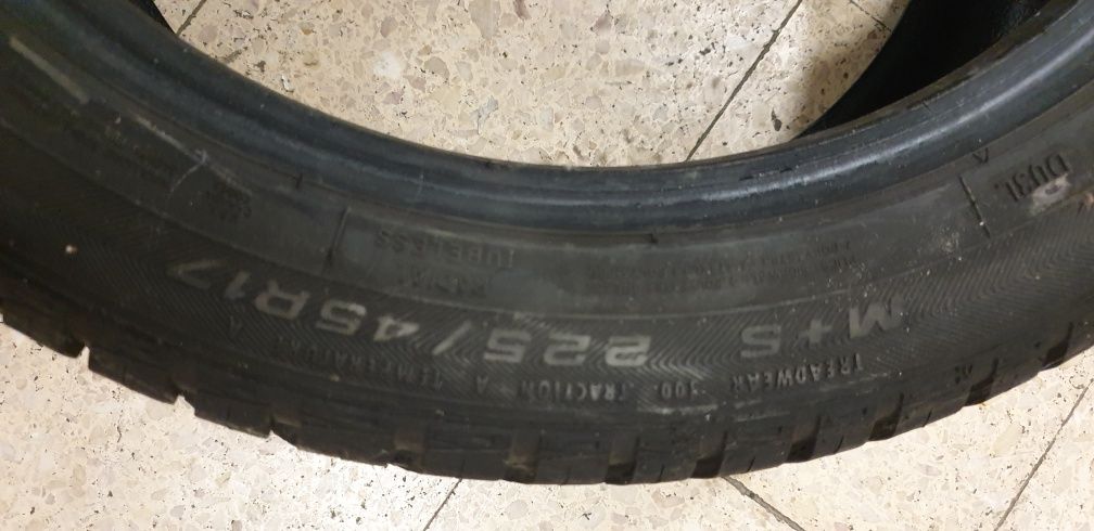 2 pneus Goodyear 225/45 R17 para neve