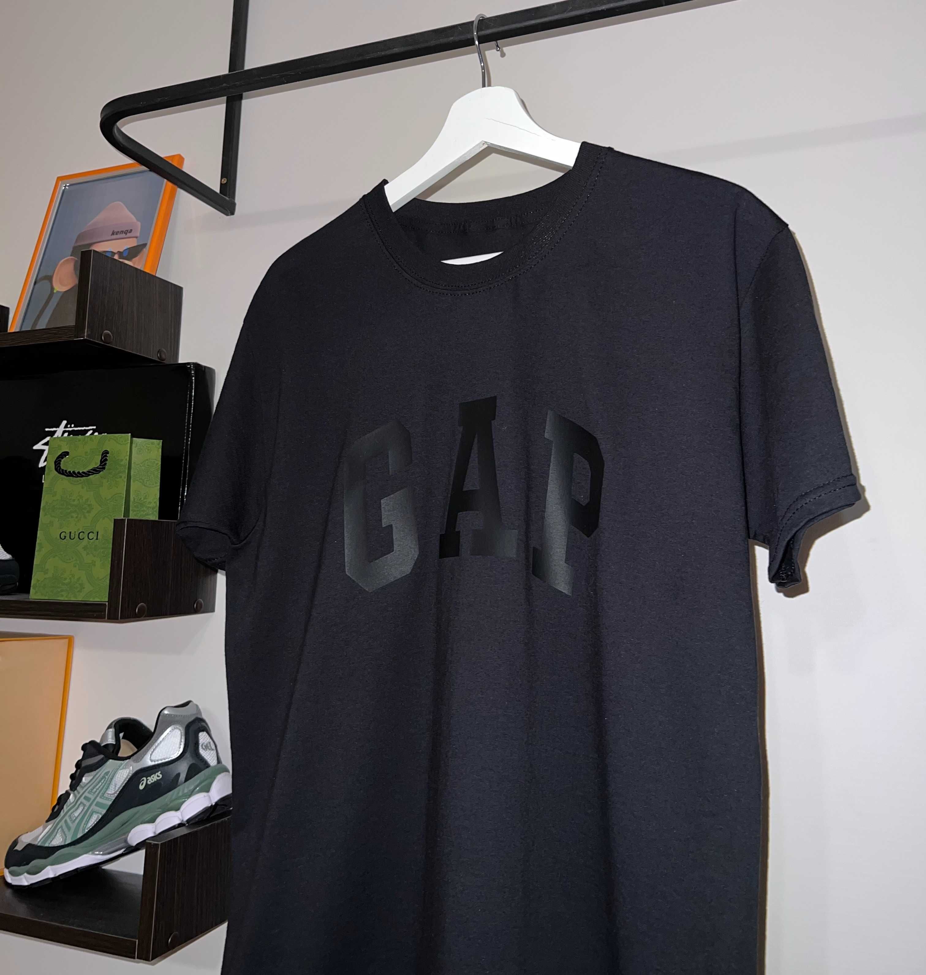 Футболка GAP (чорного кольору)