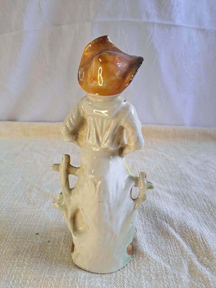 Porcelanowa figurka pasterki z psem 30