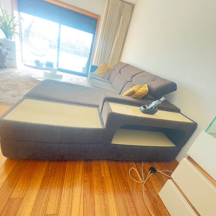 Vendo sofá chaise longue castanho com vidros bege  no apoio dos braços