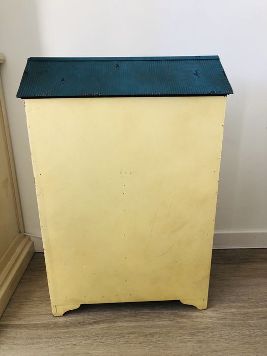 Movel em forma de casa em metal para sala /escritorio/ quarto