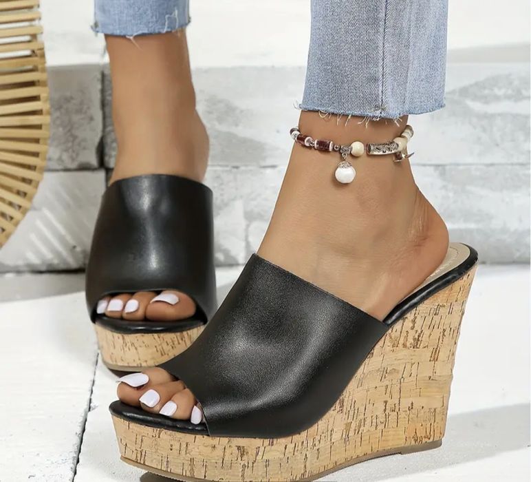 Eleganckie Klapki na koturnie 40