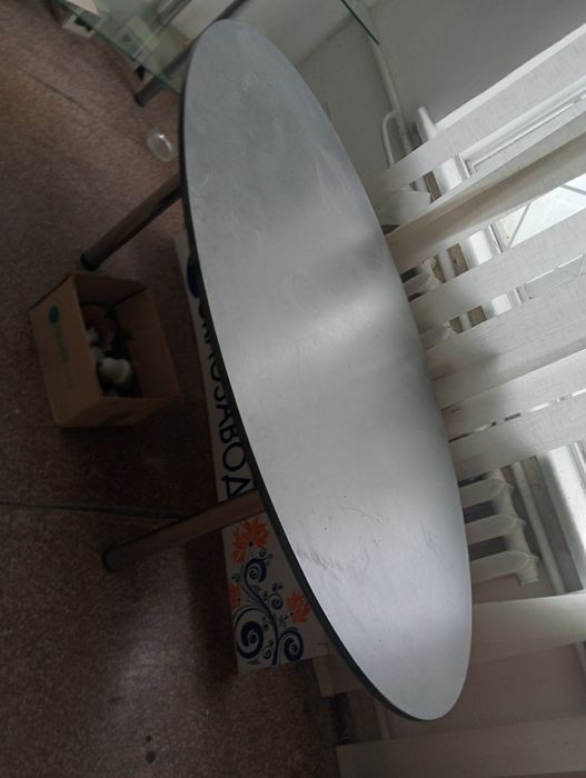 Стіл великий овальної форми