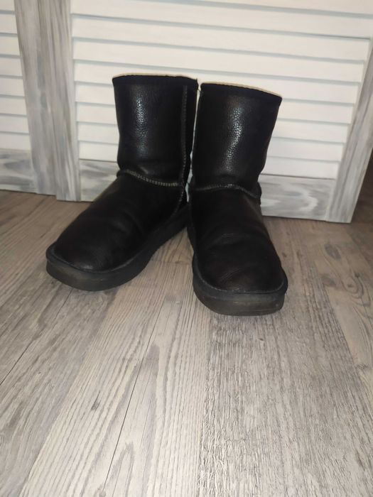Продам натуральні шкіряні угги 39р.