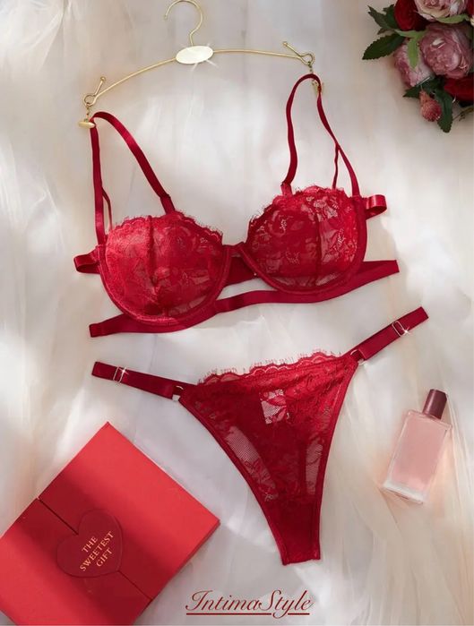 Сексуальний, яскравий бордовий комплект білизни