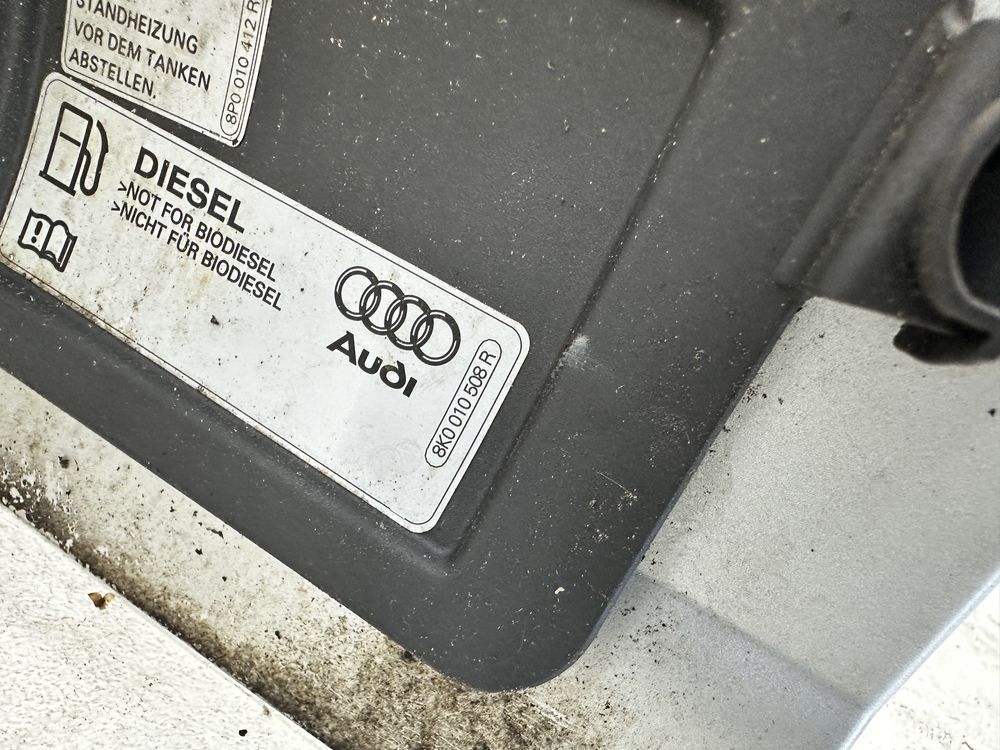 Audi A4 B8 klapka wlewu paliwa LX7W