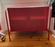 Comoda vermelhas estilo industrial