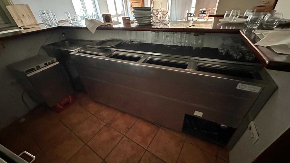Varias bancadas e balcão frigorifico em inox