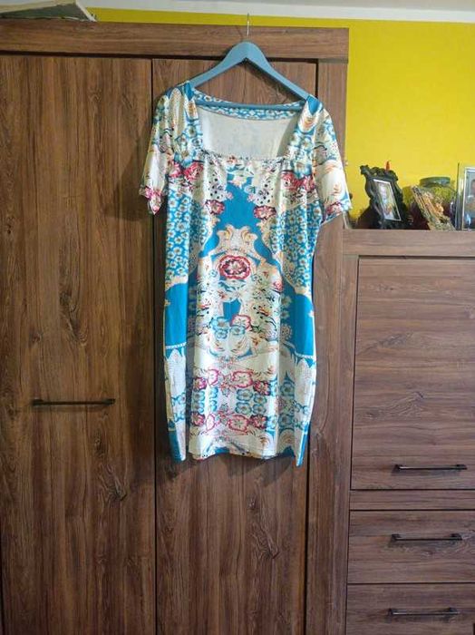 Niebieska sukienka we wzory