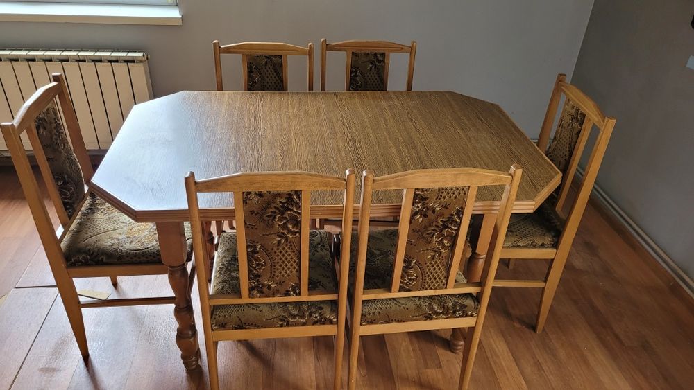 Rozkładany stół z krzesłami