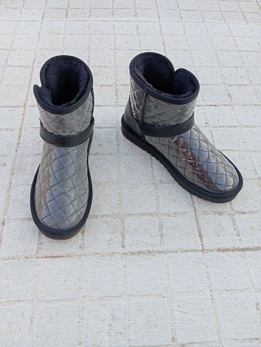 Botas em pêlo cinzentas e pretas