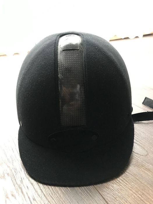 Kask jeździecki z karbonem oraz daszkiem, toczek