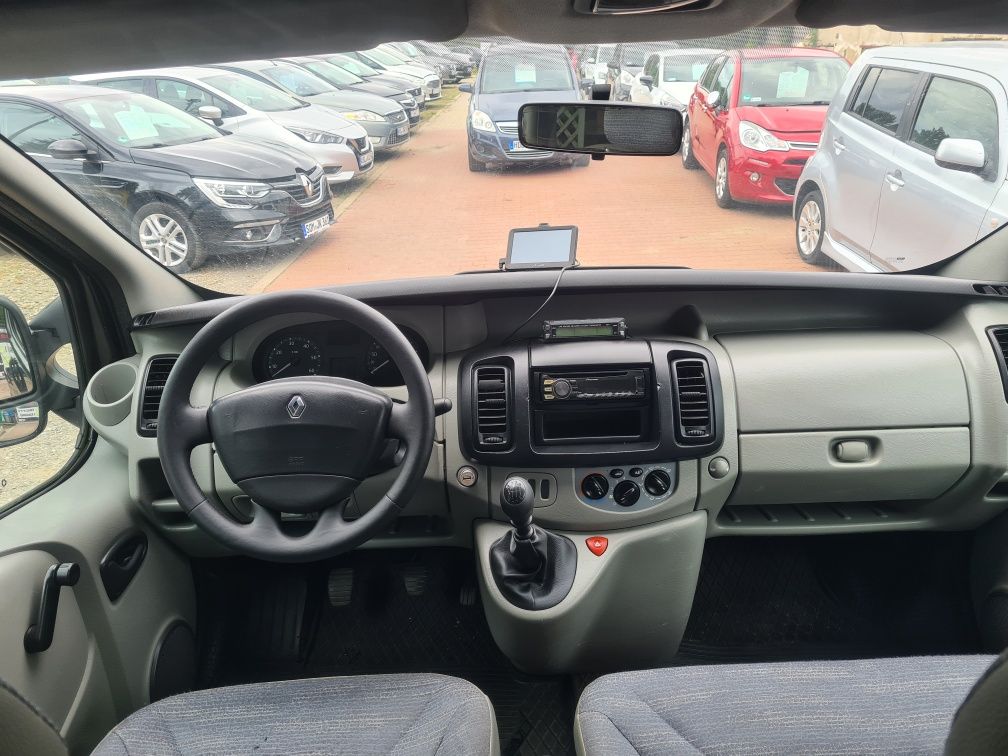 Renault Trafic / 2,0 diesel / 9 osób / klima / Alu / Zarejestrowany